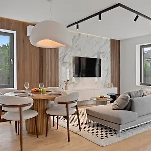 Luxurious Near Therme & Airport Villa